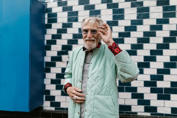 Accessoires style années 1920 : créez une ambiance conviviale et festive