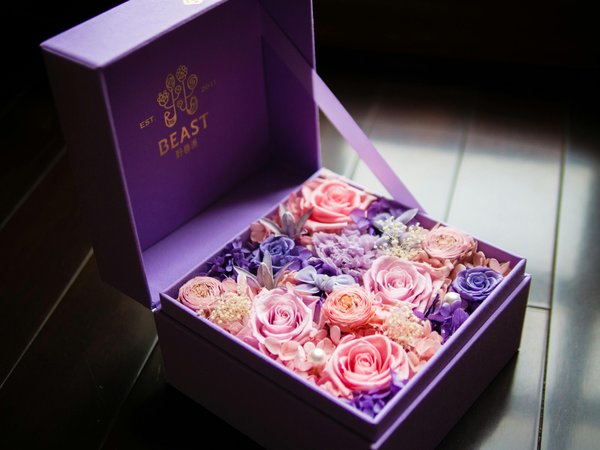 Un coffret de roses éternelles personnalisé : symbole d'un amour qui traverse le temps